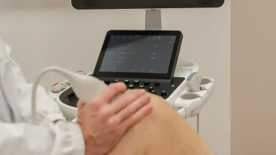 Ecografo con monitor e console durante un’ecografia muscolo-scheletrica