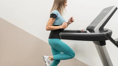 Allenamento riabilitativo su tapis roulant durante fisioterapia al Poliambulatorio Progetto Salute di Capriate San Gervasio