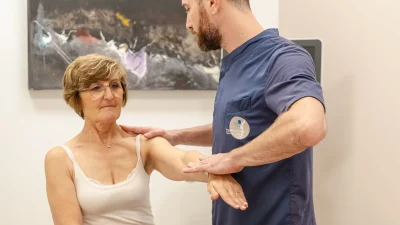 Valutazione funzionale della spalla durante seduta di fisioterapia al Poliambulatorio Progetto Salute di Capriate San Gervasio