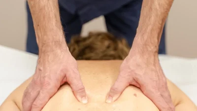 Massoterapia decontratturante sulla schiena con pressione miofasciale presso Progetto Salute, Capriate San Gervasio