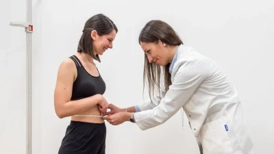 Nutrizionista esegue la misurazione delle circonferenze durante la visita