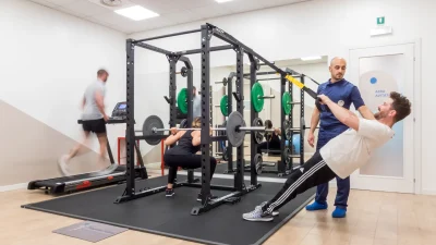 Esercizi TRX con fisioterapista durante riabilitazione post chirurgica in Progetto Salute, Capriate San Gervasio