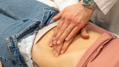 Palpazione addominale durante visita di chirurgia generale