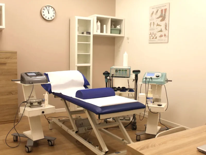 Ambulatorio con lettino e apparecchiature per terapie fisiche presso Poliambulatorio Progetto Salute a Capriate San Gervasio (BG)