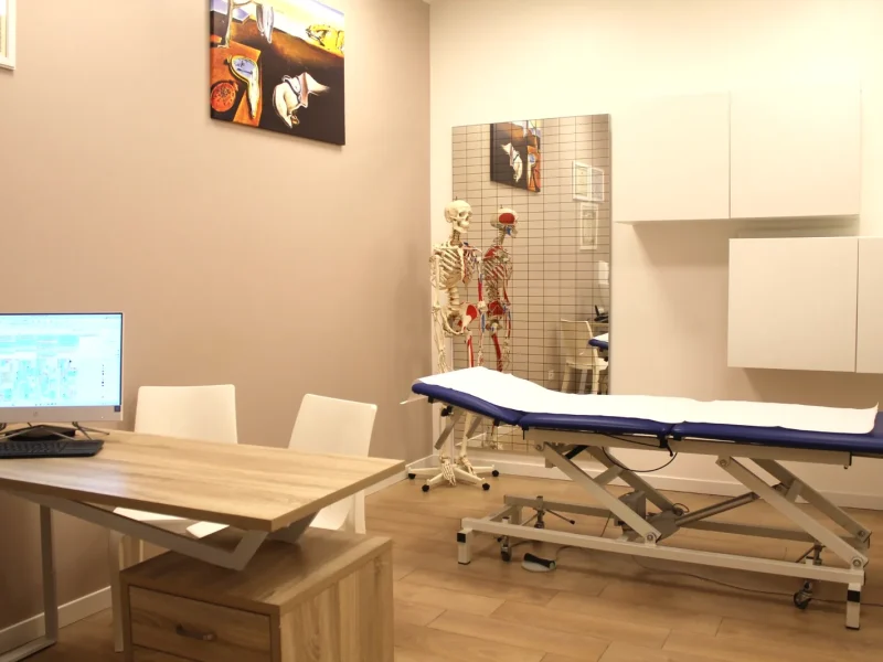 Ambulatorio visite con lettino, postazione medica e modello anatomico presso Poliambulatorio Progetto Salute a Capriate San Gervasio (BG)