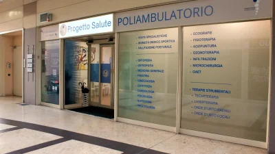 Ingresso del Poliambulatorio Progetto Salute a Capriate San Gervasio (BG) con insegna e vetrate informative