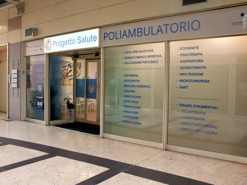 Ingresso del Poliambulatorio Progetto Salute a Capriate San Gervasio (BG) con insegna e vetrate informative